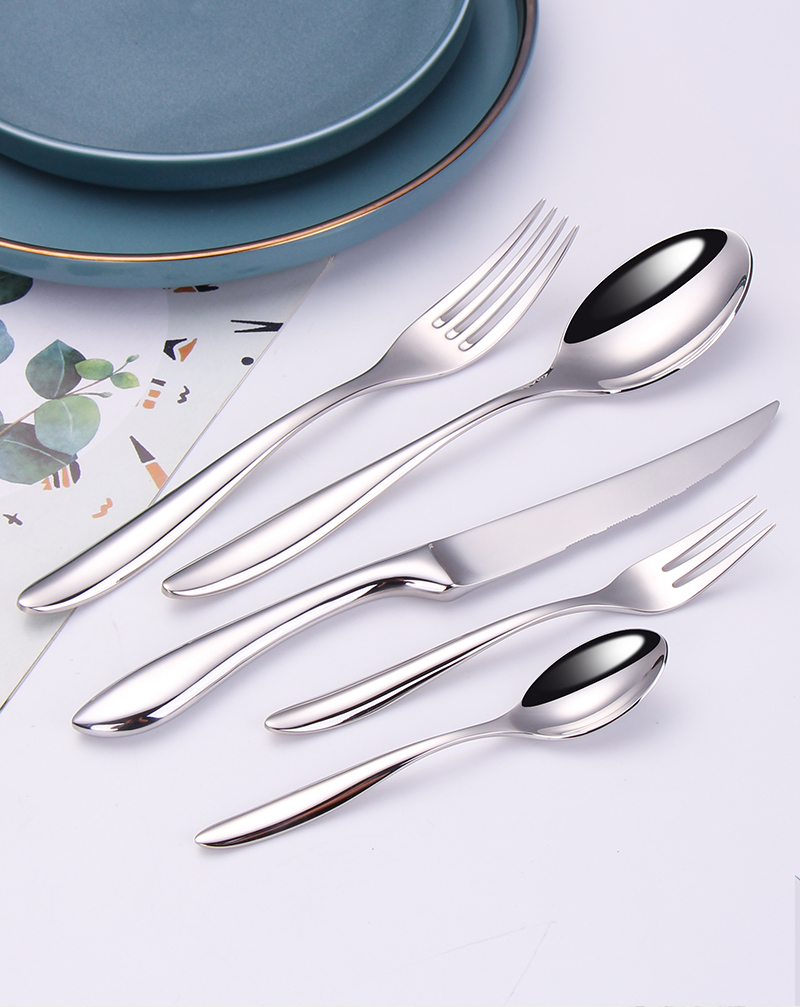Under the elegant shape, it also takes into account the hand-forged polishing process